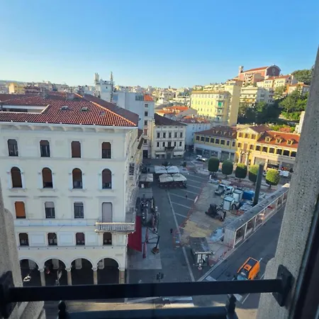 Palazzo Goldoni 93 * Triest